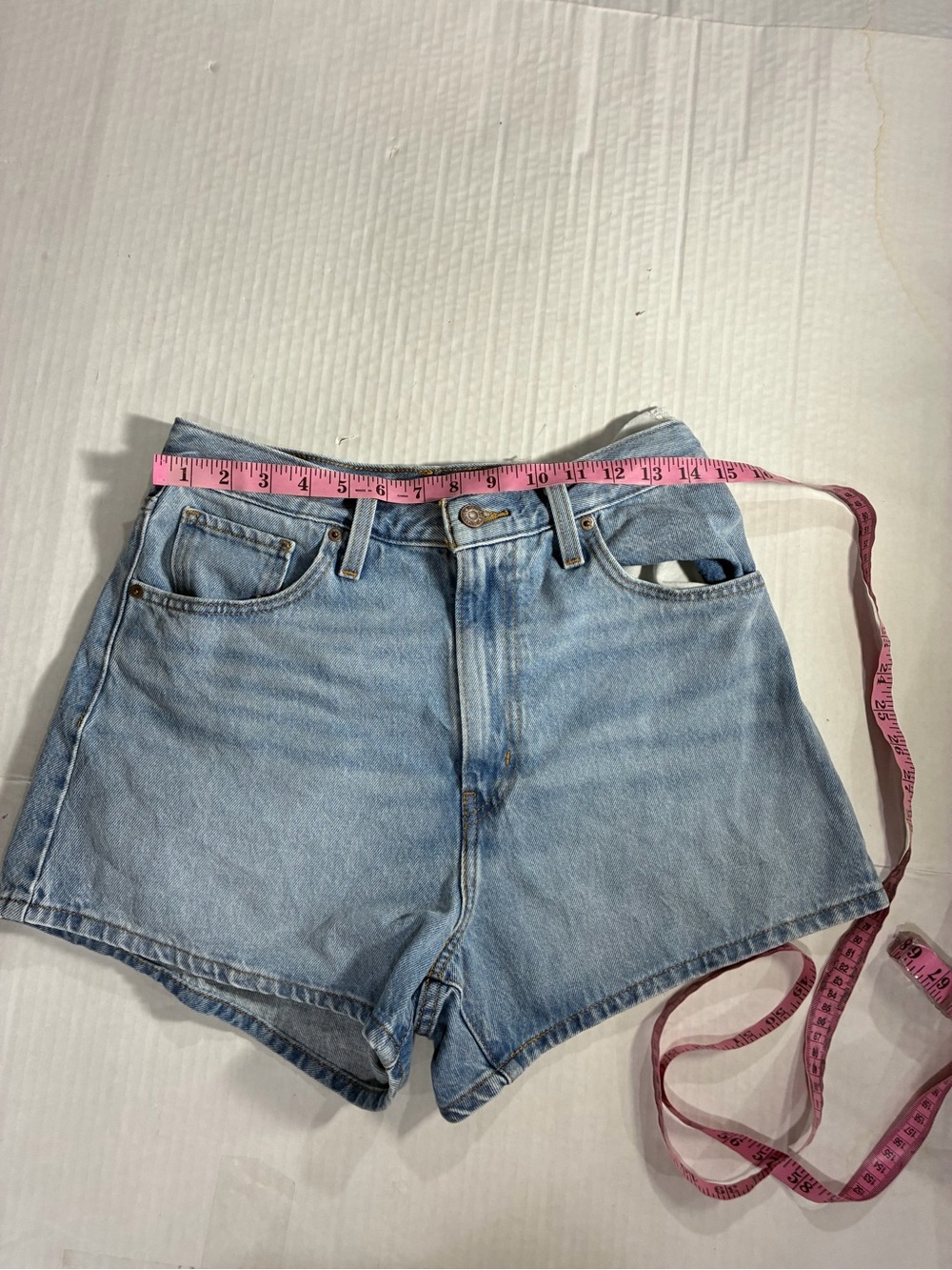 LEVI'S HIGH RISE MOM SHORT - Picture 9 of 16